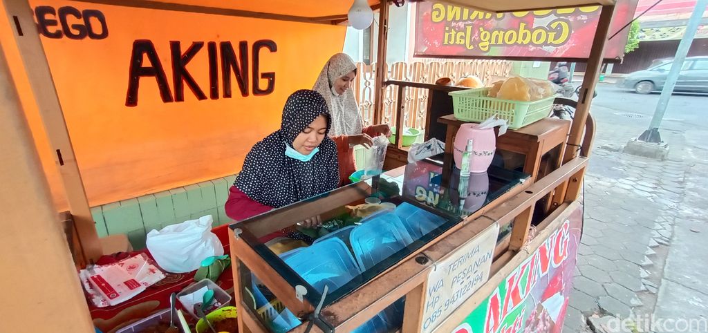 Gurih Lur! Nasi Aking Daun Jati Berlauk Urap dan Telur Dadar