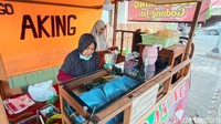Pembelinya datang dari perkantoran, pegawai dan lainnya sekitar alun-alun Kudus ini, sambung Supri. Foto: Dian Utoro Aji