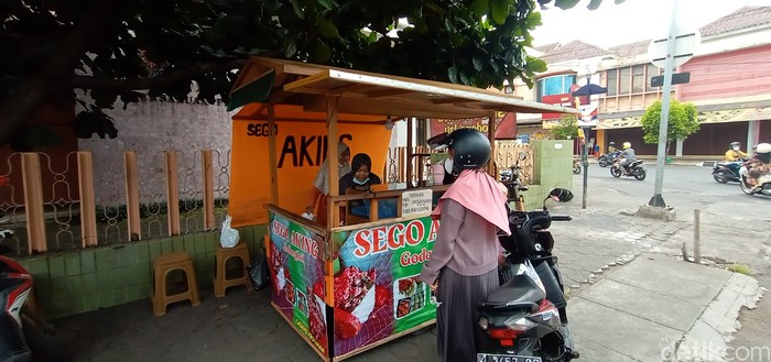 Gurih Lur! Nasi Aking Daun Jati Berlauk Urap dan Telur Dadar Gurih Lur! Nasi Aking Daun Jati Berlauk Urap dan Telur Dadar