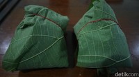 Salah satu pembeli, Eko mengaku sengaja datang untuk menikmati kuliner nasi daun jati. Menurutnya rasanya manis dan gurih, terlebih dibungkus di atas daun jati. Foto: Dian Utoro Aji