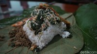 Untuk menikmati nasi daun jati buatannya pembeli tidak perlu merogoh kocek dalam-dalam. Harganya Rp 5 ribu saja. Pembeli yang datang kebanyakan berasal dari Kudus sendiri. Foto: Dian Utoro Aji