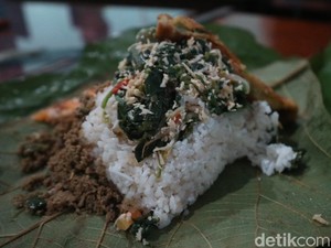 Gurih Lur! Nasi Aking Daun Jati Berlauk Urap dan Telur Dadar