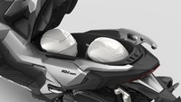 Honda ADV350 telah dibekali fitur-fitur andalan, seperti Honda Selectable Torque Control (HSTC) dan Emergency Stop Signal (ESS). termasuk Smart Key, serta panel instrumen digital yang bisa menjalankan fungsi kontrol suara. Kapasitas bagasi skutik ini bisa menampung dua helm full face. Foto: Dok. Honda Europe