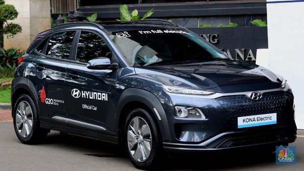 Menteri Koordinator Bidang Perekonomian Airlangga Hartarto dan Menteri Perindustrian Agus Gumiwang di acara seremonial penyerahan mobil listrik sebagai kendaraan resmi untuk mendukung kegiatan presidensi  di Indonesia telah ditetapkan sebagai Presidensi G20 Tahun 2022, di Kemenko Perekonomian, Jakarta, Rabu, 24/11. Pemerintah bakal menggunakan kendaraan listrik sebagai alat transportasi resmi dalam perhelatan Konferensi Tingkat Tinggi (KTT) G20 di Bali pada 2022. Konferensi Tingkat Tinggi (KTT) G20 ke-15. Setiap tahunnya para negara anggota G20 bergilir untuk menjadi tuan rumah rangkaian kegiatan pertemuan organisasi tersebut. Setelah serah terima dari Italia, Indonesia akan memegang Presidensi G20 Tahun 2022 selama satu tahun.  CNBC Indonesia/ Muhammad Sabki)