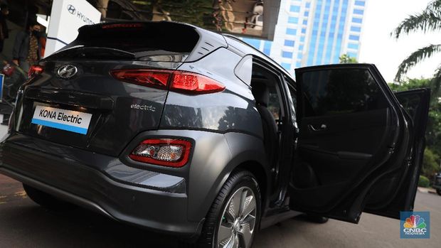 Menteri Koordinator Bidang Perekonomian Airlangga Hartarto dan Menteri Perindustrian Agus Gumiwang di acara seremonial penyerahan mobil listrik sebagai kendaraan resmi untuk mendukung kegiatan presidensi  di Indonesia telah ditetapkan sebagai Presidensi G20 Tahun 2022, di Kemenko Perekonomian, Jakarta, Rabu, 24/11. Pemerintah bakal menggunakan kendaraan listrik sebagai alat transportasi resmi dalam perhelatan Konferensi Tingkat Tinggi (KTT) G20 di Bali pada 2022. Konferensi Tingkat Tinggi (KTT) G20 ke-15. Setiap tahunnya para negara anggota G20 bergilir untuk menjadi tuan rumah rangkaian kegiatan pertemuan organisasi tersebut. Setelah serah terima dari Italia, Indonesia akan memegang Presidensi G20 Tahun 2022 selama satu tahun.  CNBC Indonesia/ Muhammad Sabki)