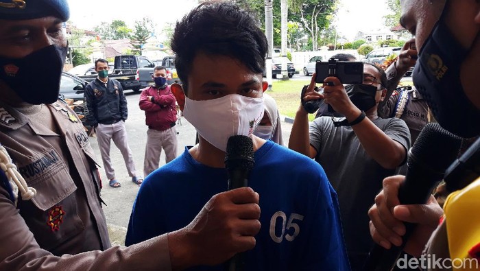 Seorang anak di Bantul, DRS (24), tega menjual perabotan dan mempreteli genting rumahnya saat ditinggal ibunya bekerja. Pria yang bekerja sebagai driver ojek online (ojol) itu mengaku berpenghasilan pas-pasan tapi ingin menuruti keinginan pacarnya.