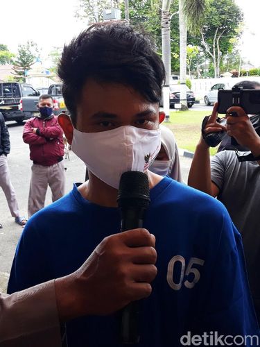 Seorang anak di Bantul, DRS (24), tega menjual perabotan dan mempreteli genting rumahnya saat ditinggal ibunya bekerja. Pria yang bekerja sebagai driver ojek online (ojol) itu mengaku berpenghasilan pas-pasan tapi ingin menuruti keinginan pacarnya.