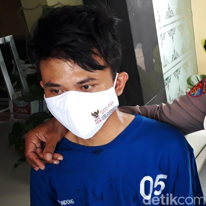 Seorang anak di Bantul, DRS (24), tega menjual perabotan dan mempreteli genting rumahnya saat ditinggal ibunya bekerja. Pria yang bekerja sebagai driver ojek online (ojol) itu mengaku berpenghasilan pas-pasan tapi ingin menuruti keinginan pacarnya.