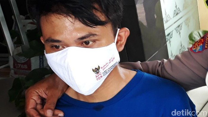 Seorang anak di Bantul, DRS (24), tega menjual perabotan dan mempreteli genting rumahnya saat ditinggal ibunya bekerja. Pria yang bekerja sebagai driver ojek online (ojol) itu mengaku berpenghasilan pas-pasan tapi ingin menuruti keinginan pacarnya.