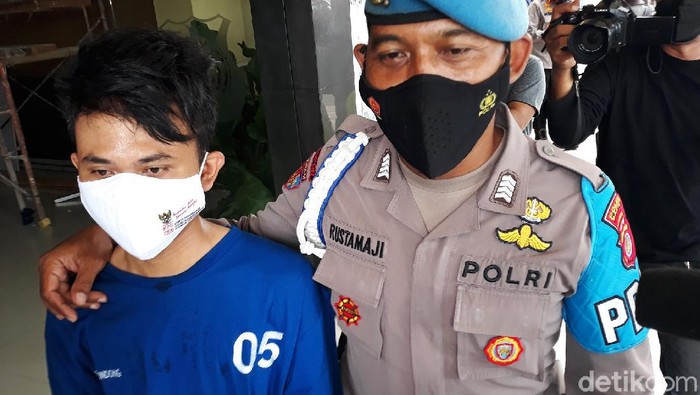 Seorang anak di Bantul, DRS (24), tega menjual perabotan dan mempreteli genting rumahnya saat ditinggal ibunya bekerja. Pria yang bekerja sebagai driver ojek online (ojol) itu mengaku berpenghasilan pas-pasan tapi ingin menuruti keinginan pacarnya.