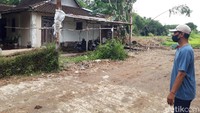 Rumah yang berdiri di lahan seluas 1.450 meter persegi ini masih dihuni oleh SS dan kedua anaknya yang juga menjadi pihak tergugat, yakni GD (55) anak pertama, dan AH (50) anak ketiga. Sedangkan WW (42) anak kelima tinggal di Jakarta, sementara cucu SS yang juga anak penggugat RS (51), AD (22) sudah tidak tinggal di rumah tersebut.