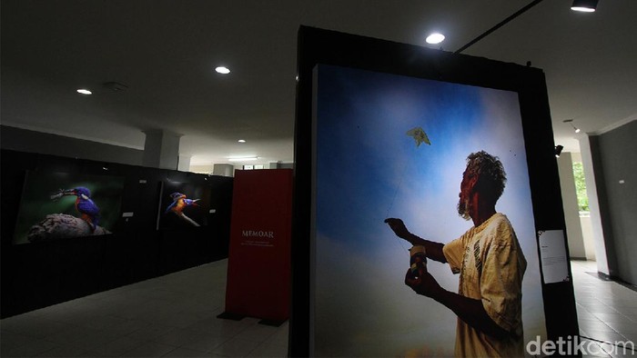 Pameran foto bertajuk 'Solo Photo Festival 2021' sukses digelar. Sebanyak 65 fotografer memamerkan karya mereka. Yuk, intip foto-fotonya!