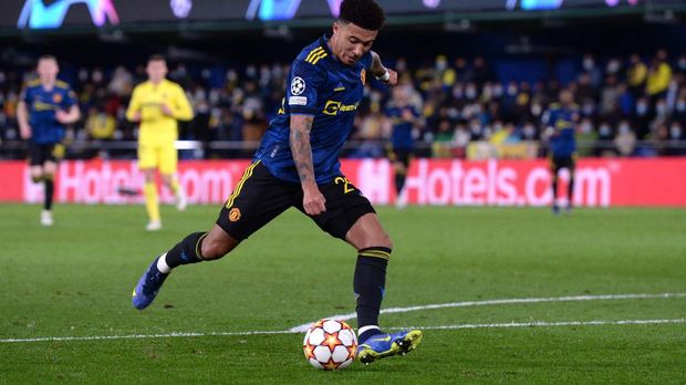 VILLARREAL, SPAIN - NOVEMBER 23: Jadon Sancho of Manchester United scores their side's second goal during the UEFA Champions League group F match between Villarreal CF and Manchester United at Estadio de la Ceramica on November 23, 2021 in Villarreal, Spain. (Photo by Aitor Alcalde/Getty Images)
