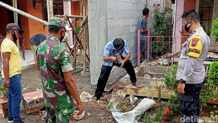 Jalan 8 rumah di Brebes yang sempat tertutup pembangunan tembok dan sisakan 50 cm akhirnya dilebarkan jadi 1 meter, Rabu (24/11/2021).