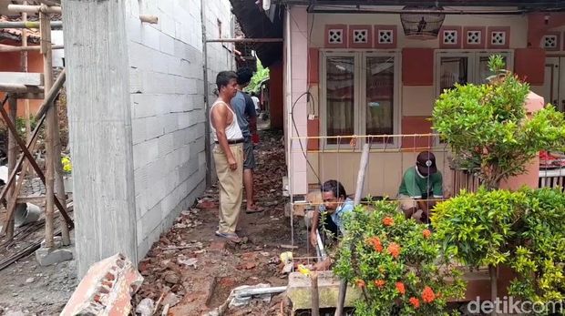 Jalan 8 rumah di Brebes yang sempat tertutup pembangunan tembok dan sisakan 50 cm akhirnya dilebarkan jadi 1 meter, Rabu (24/11/2021).