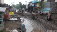 Jalan Di Jombang Ini Seperti Arena Offroad, Rusak Parah Dan Berkubang ...