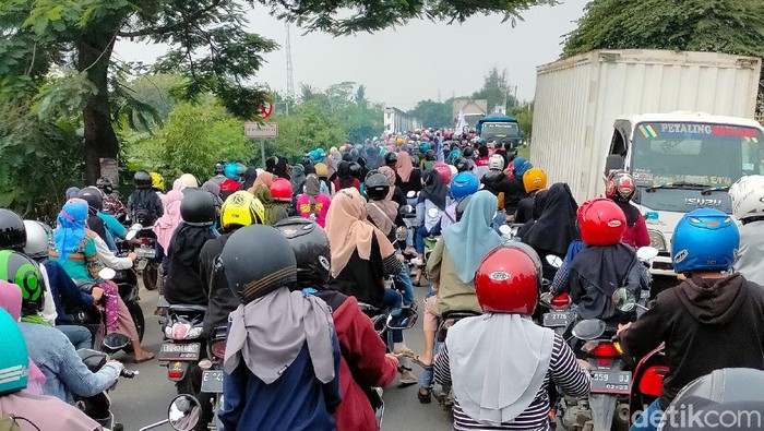 Jalur Cirebon-Bandung macet parah imbas demo buruh Majalengka