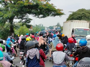 Buruh Majalengka Turun ke Jalan, Jalur Cirebon-Bandung Macet Parah