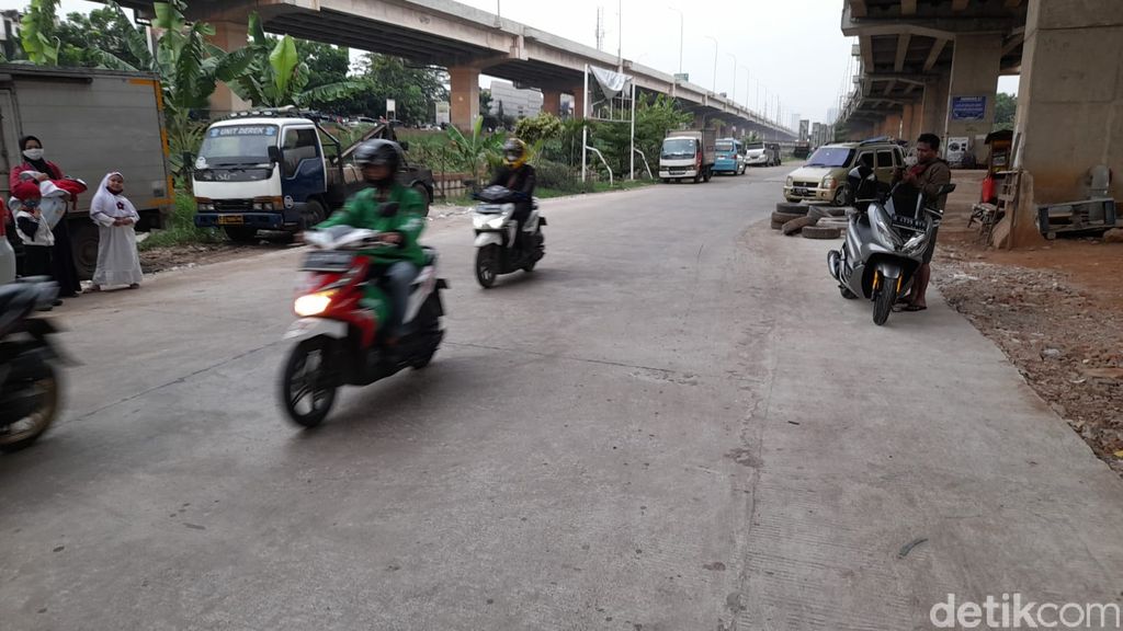 Jl Inspeksi Kalimalang dekat Kompleks Depkes I sudah diperbaiki. 24 November 2021. (Marteen Ronaldo Pakpahan/detikcom)