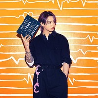 Jungkook BTS jadi artis K-Pop kedua yang paling banyak dicari di Google. Vokal bagus, aksi panggung kharismatik, dan kemampuannya berdansa ditambah wajah tampan membuat banyak orang jatuh hati dan penasaran ingin tahu lebih banyak tentangnya. Foto: Instagram @bts.bighitofficial