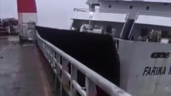 Kapal feri KMP Farina Nusantara menabrak KMP Nusa Jaya di perairan Merak, Banten.