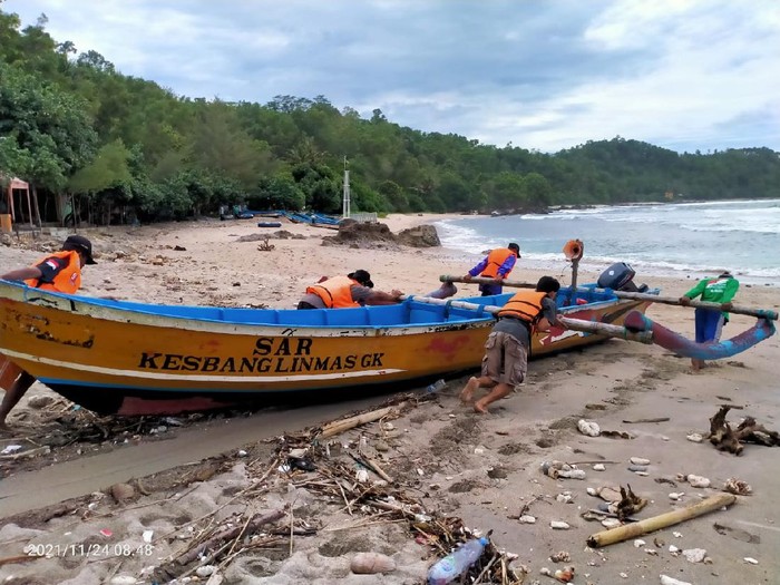 Kapal yang terbalik dan karam di perairan Kapanewon Girisubo, Kabupaten Gunungkidul, Rabu (24/11/2021).