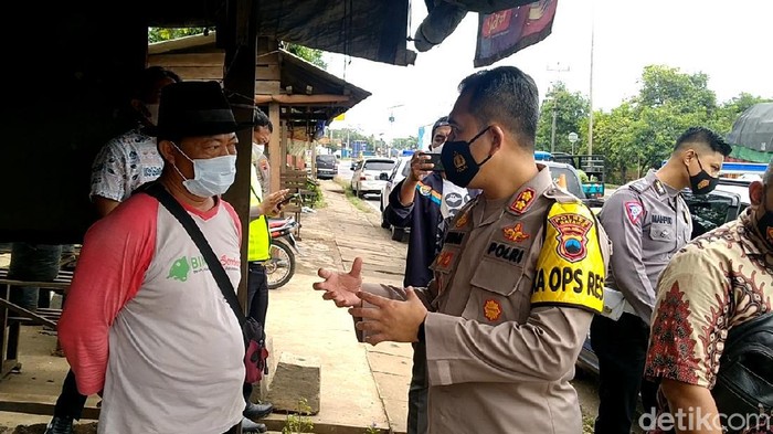 Kapolres Batang AKBP M Irwan Susanto mintai keterangan saksi di lokasi keributan rombongan moge dengan sopir truk. Rabu (24/11/2021).