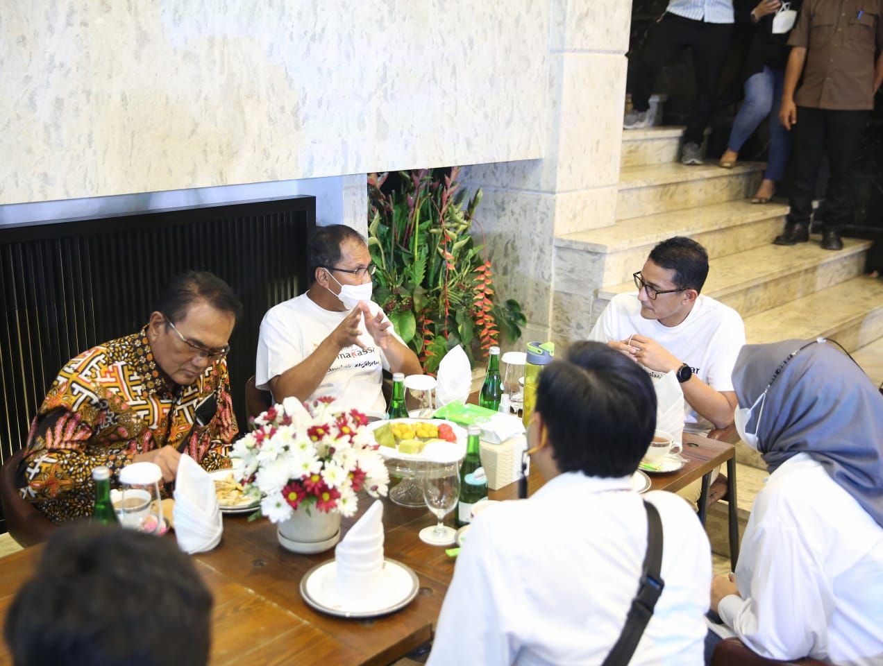 Ke Makassar, Sandiaga Uno Terpikat Kelezatan Konro hingga Pisang Epe