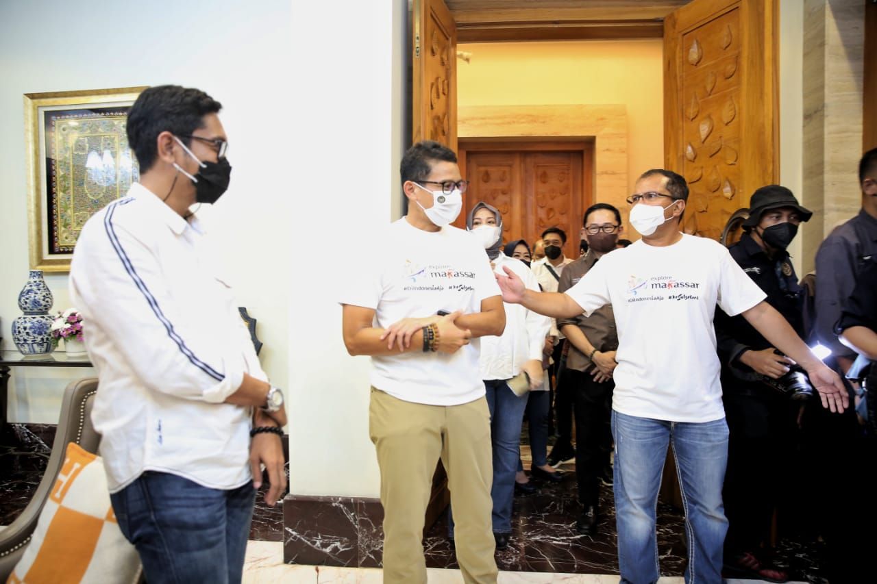 Ke Makassar, Sandiaga Uno Terpikat Kelezatan Konro hingga Pisang Epe