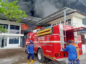 Pabrik Palet Plastik di Sidoarjo Ludes Terbakar