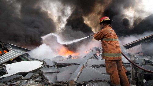 Asap membubung ke langit dari lokasi terbakarnya pabrik palet plastik di kawasan Desa Randegan, Tanggulangin, Sidoarjo, Jawa Timur, Rabu (24/11/2021). Sebanyak delapan unit mobil Pemadam Kebakaran (PMK) dikerahkan ke lokasi tersebut dan belum diketahui penyebabnya. ANTARA FOTO/Umarul Faruq/wsj.