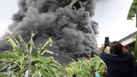 Kepulan asap membumbung tinggi dari kejauhan.
