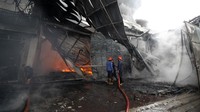 Petugas pemadam kebakaran berusaha memadamkan api yang membakar pabrik palet plastik di kawasan Desa Randegan, Tanggulangin, Sidoarjo, Jawa Timur, Rabu (24/11/2021).
