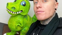 Bukan hanya berbentuk wajah manusia saja, Cullen juga sering membuat bentuk lain. Seperti bentuk dinosaurus ini, kue buatan Cullen selalu hadir dalam ukuran jumbo. Foto: Instagram @bakeking