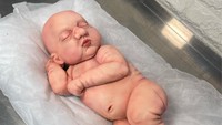 Karena pernah membuat cake berbentuk bayi, saat Cullen mengunggah foto saat menggendong bayinya, netizen justru mengira bayi ini adalah cake. Cullen pun pernah curhat dirinya sering tidak dipercaya saat berpose bareng manusia asli. Foto: Instagram @bakeking