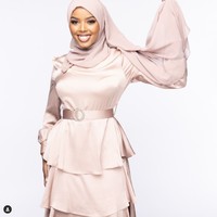 Saat terpilih sebagai Miss Somalia, Khadija Omar mengungkapkan kebahagiaannya. “Aku tidak percaya aku menjadi Miss World Somalia pertama. Siapapun yang mengenalku pasti tahu sudah berapa lama aku ingin berkompetisi di kontes kecantikan dan mewakili wanita berhijab. Sekarang mimpiku jadi kenyataan dan itu suatu kebanggan untukku. Aku berharap bisa menginspirasi wanita berhijab lainnya dan menjadi pengingat untuk mereka bahwa kalian bisa bermimpi besar dan mewujudkannya,” tulisnya di Instagram. Foto: Instagram