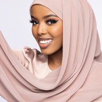 Dalam situs resmi Miss Somali, Khadija Omar disebut sebagai perwakilan Somalia pertama di ajang Miss World. Khadija merupakan ratu kecantikan lulusan jurusan psikologi. Foto: Instagram