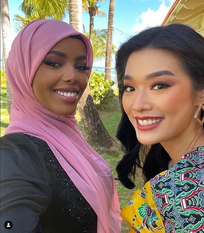Inilah momen Khadija Omar berpose dengan Miss Indonesia 2020/2021 Pricilia Carla Yules. Keduanya berpose bersama di hari pertama karantina Miss World 2021 di Puerto Rico. Foto: Instagram