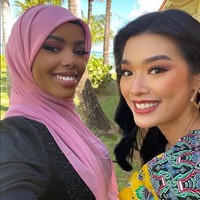 Inilah momen Khadija Omar berpose dengan Miss Indonesia 2020/2021 Pricilia Carla Yules. Keduanya berpose bersama di hari pertama karantina Miss World 2021 di Puerto Rico. Foto: Instagram