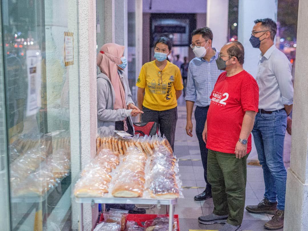 Nabung Buat Nikah, Wanita Ini Berjualan Roti Selama 16 Jam