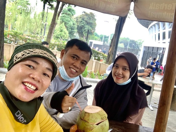 Kompaknya Ibu dan Ayah Mendiang Bibi saat Ngopi Bareng