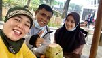 Kompaknya Ibu dan Ayah Mendiang Bibi saat Ngopi Bareng