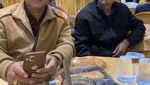 Kompaknya Ibu dan Ayah Mendiang Bibi saat Ngopi Bareng