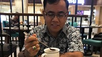 Belakangan ini, sosok Faisal dan Dewi dikenal sebagai mertua yang pengertian kepada almh Vanessa Angel. Mereka sering hangout bersama untuk sekadar makan. Foto: Instagram