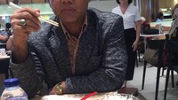 Sosok mendiang Vanessa Angel dan Bibi juga disebut-sebut mirip Faisal dan Dewi yang selalu romantis. Setiap makan bersama, Dewi selalu memotret suaminya. Foto: Instagram