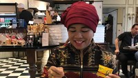 Begitupun sebaliknya, Faisal pun sering memotret sang istri saat makan bersama. Ini momen Dewi saat ngopi bareng Faisal di sebuah kafe. Foto: Instagram