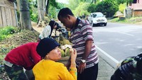 Tak hanya di kafe kekinian, momen kebersamaan Faisal dan Dewi juga tampak pada saat menikmati durian di gerobak kaki lima ini. Foto: Instagram