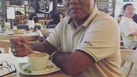 Layaknya anak muda, Faisa dan Dewi juga sering nongkrong di kafe kekinian. Nah, momennya kali ini Faisal tengah menikmati secangkir kopi di Excelso. Foto: Instagram
