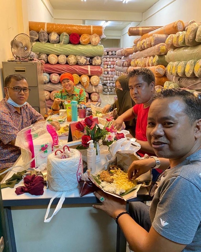 Kompaknya Ibu dan Ayah Mendiang Bibi saat Ngopi Bareng Kompaknya Ibu dan Ayah Mendiang Bibi saat Ngopi Bareng