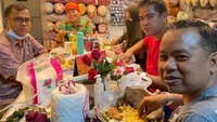 Terakhir ada momen Faisal, Dewi dan beberapa reseller tekstilnya. Mereka mempererat hubungan kerjasama sambil makan bersama.  Foto: Instagram